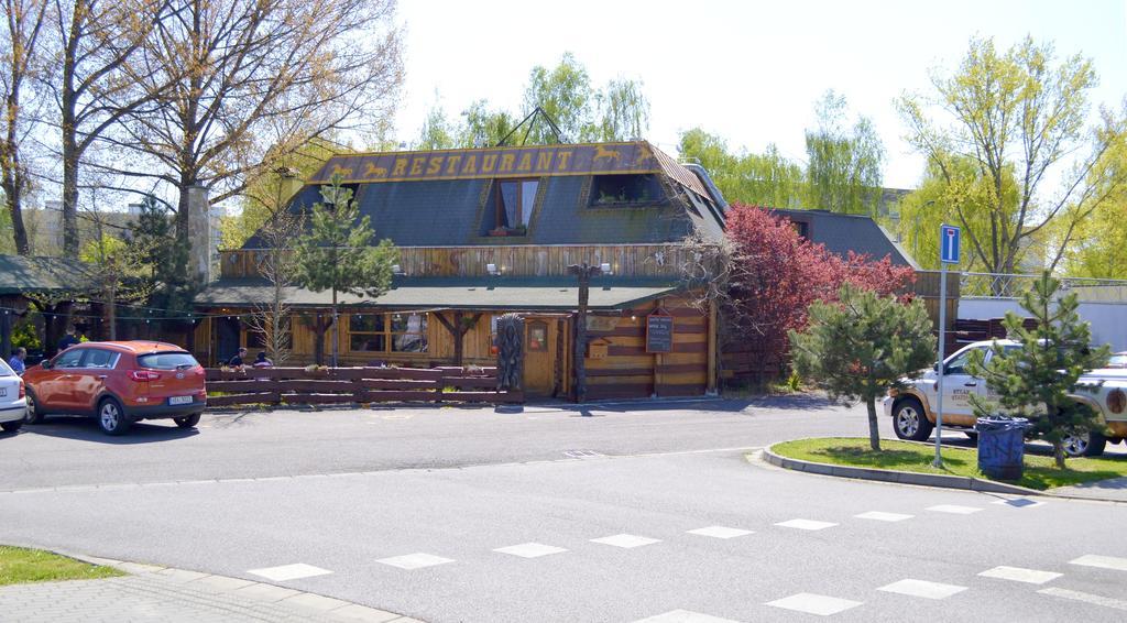Restaurant A Penzion Steak Station Pardubice Exteriör bild